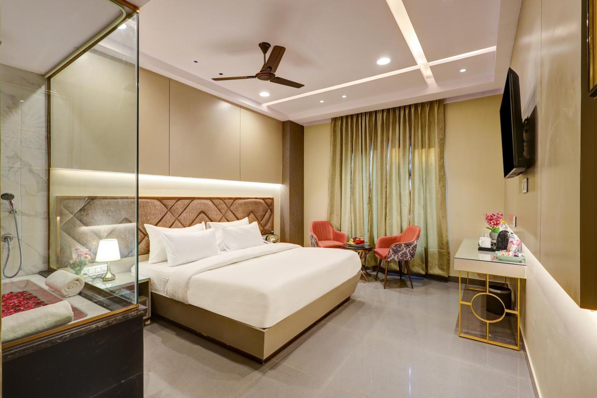 The Viking - Luxury Living Steps Away From & Connaught Place Hotel