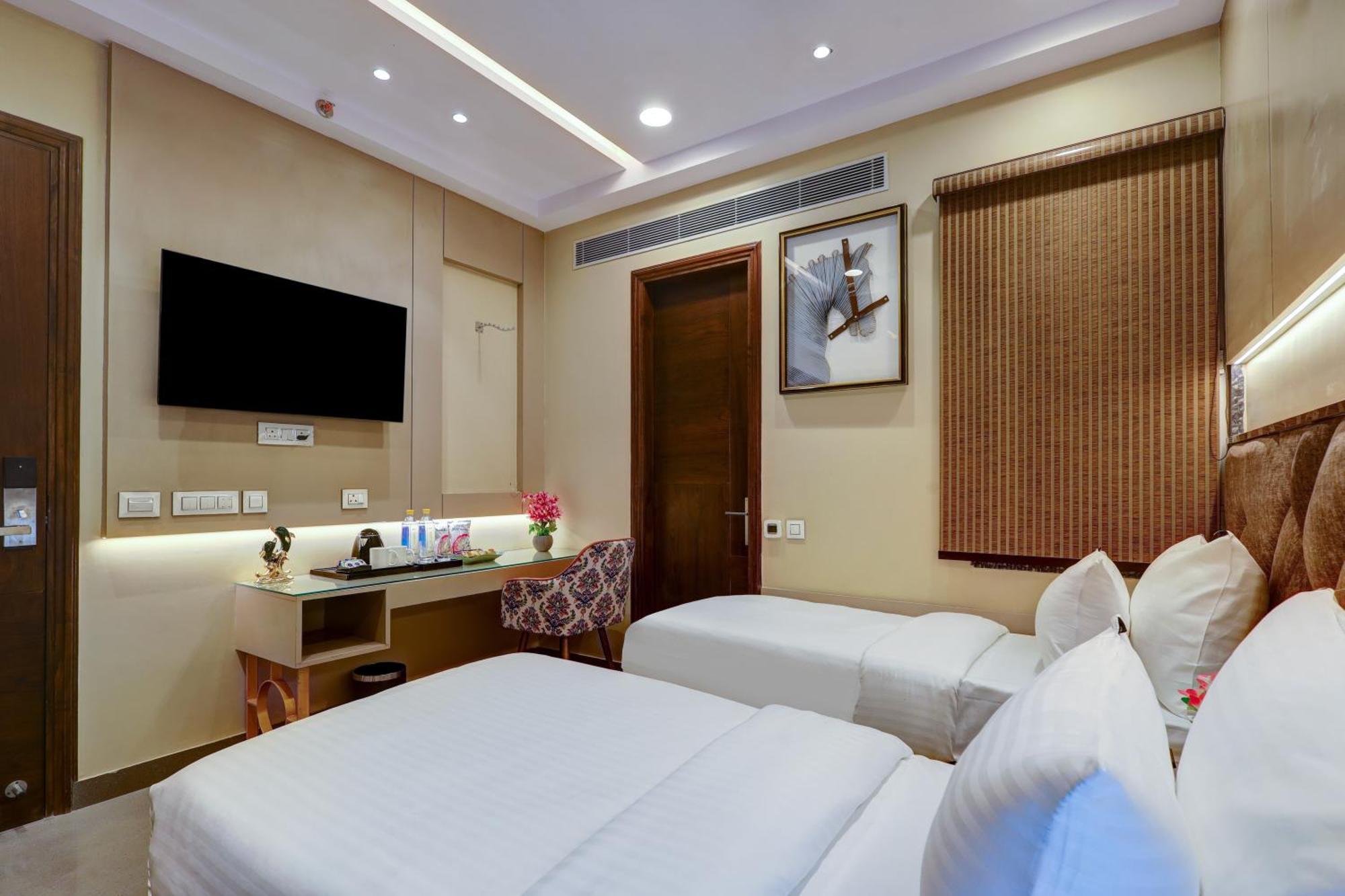 The Viking - Luxury Living Steps Away From & Connaught Place Hotel