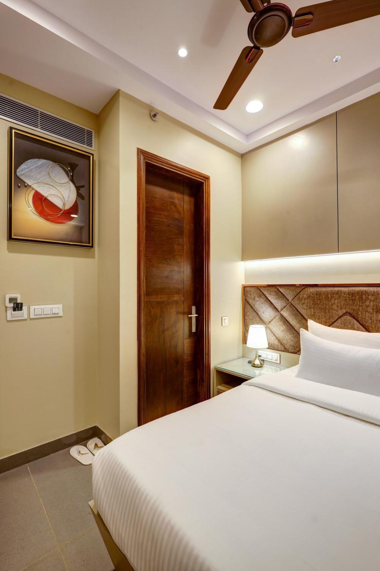 The Viking - Luxury Living Steps Away From & Connaught Place Hotel