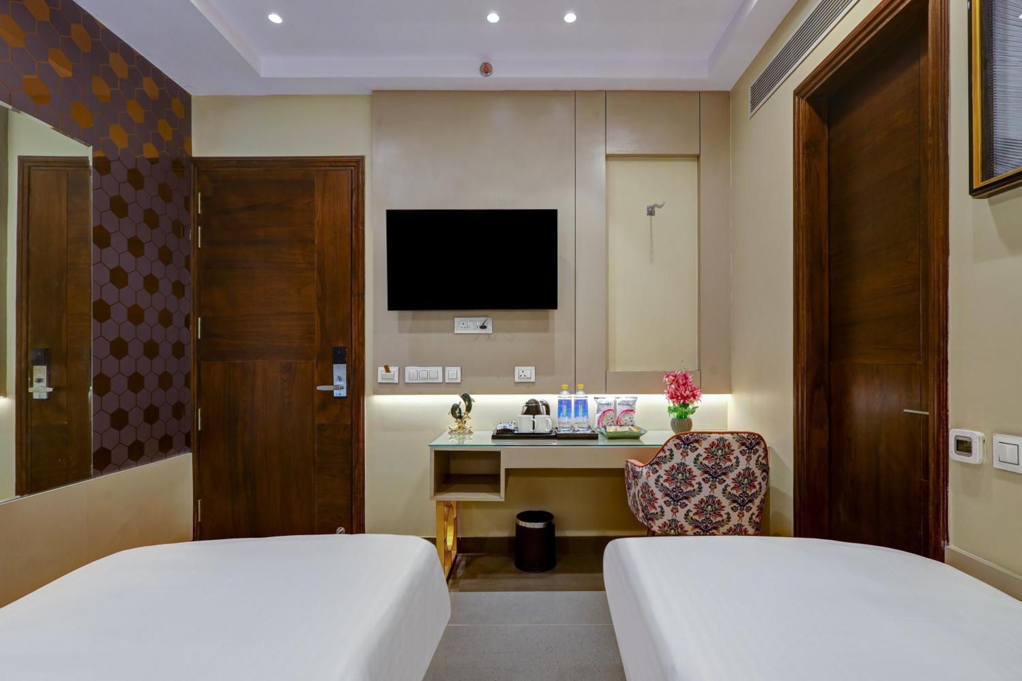 The Viking - Luxury Living Steps Away From & Connaught Place Hotel
